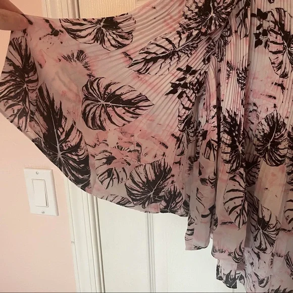 Flowy Off Shoulder Blouse - Picture 3 of 6